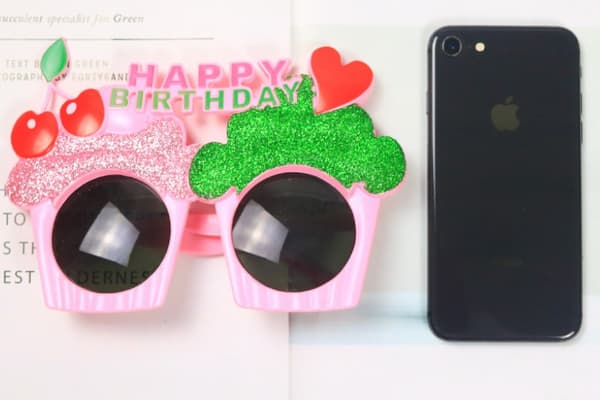 Rosa kake Gratulerer med dagen solbriller, 1 par Gratulerer med dagen