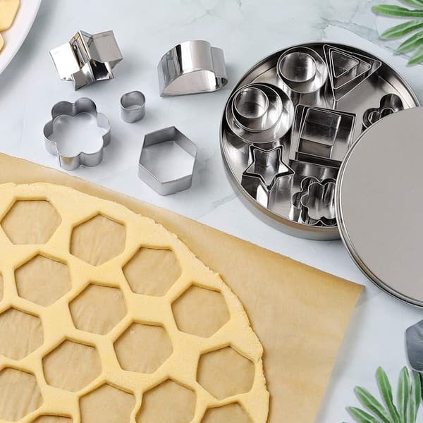 24 st Mini Cookie Cutters Set med Låda, Små Frukt Grönsaks Mini Polymerlera Formar i Rostfritt Stål