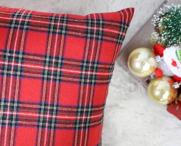 Sæt med 2 julestrømper i skotsk ternet plaid, pudebetræk i polyester til landlig stil (45 x 45 cm)