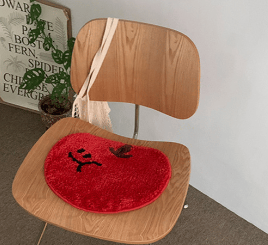 Rød baderomsmatte - sklisikker matte i epleform, vaskbar mikrofiber