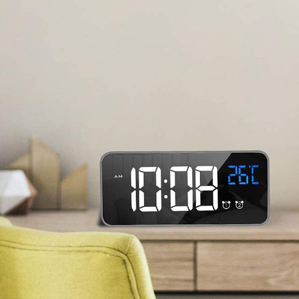 Digital vekkerklokke med LED-display, USB-ladeport, lydkontroll, alarmlyder, justerbart volum og lysstyrke, 12/24 timer, slumrefunksjon, B