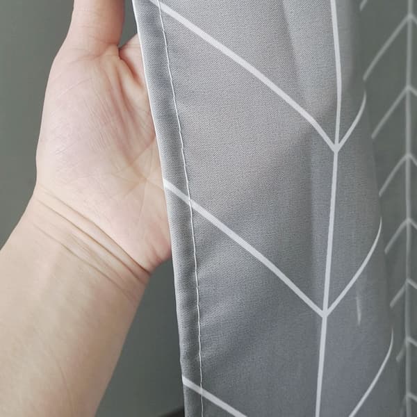 Dusjforheng i trykt stoff 180 x 200 cm Chevrons Grå