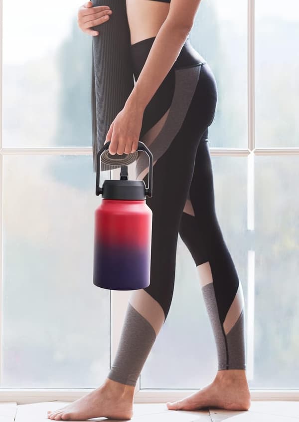 Sort halv gallon isoleret vandflaske med sugerør