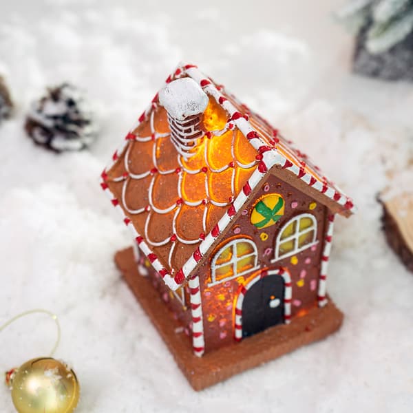 Pepperkakehus med belysning julepynt – Borddekorasjon i harpiks for julestemning i stuen