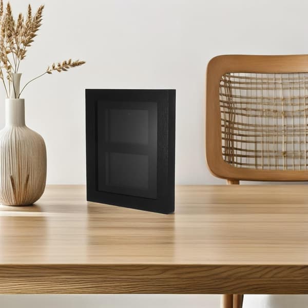 Svart samlarkortsram i trä och akryl, skyddande displaylåda, elegant stil, väggmonterad