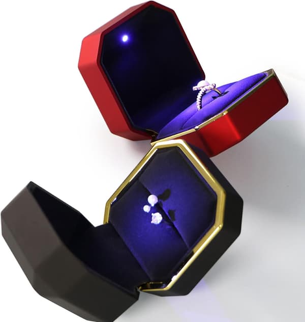 En (vit, ca 7,5*7,5*5,1cm) lyxig ringask, fyrkantig sammet
