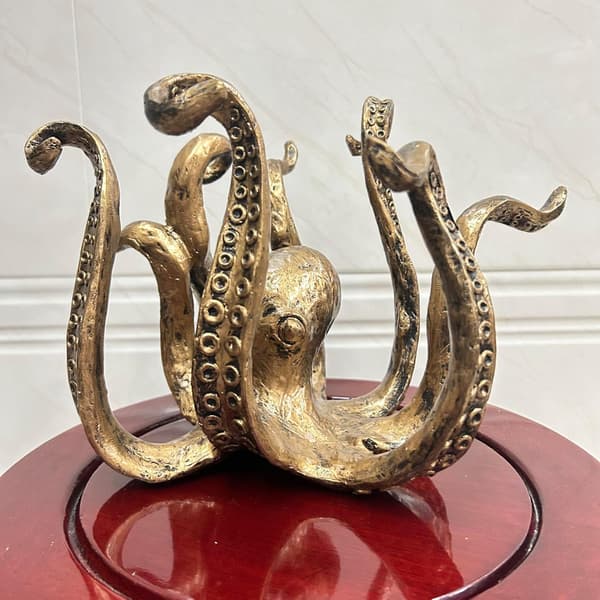 Dekorativ blæksprutte krusholder, harpiks, bronzefarve, 24,9 x 16 cm, kaffekop displaystativ.