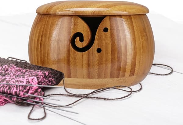 Garnskål i tre, garnholder med perforert lokk for heklenåler.