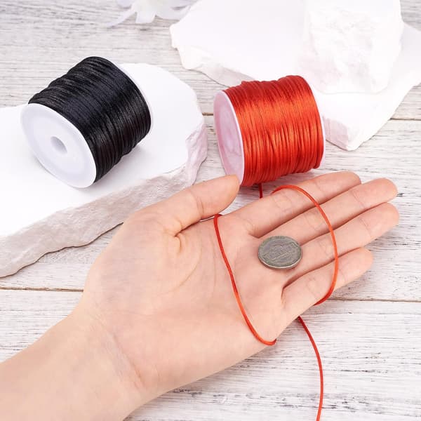 2 rullar 1 mm nylonsvans satinpärlband svart och röd