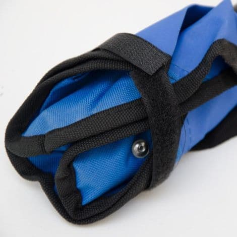 Blå foldbar og bærbar trebenet skammel til camping, fiskeri, vandreture og picnic