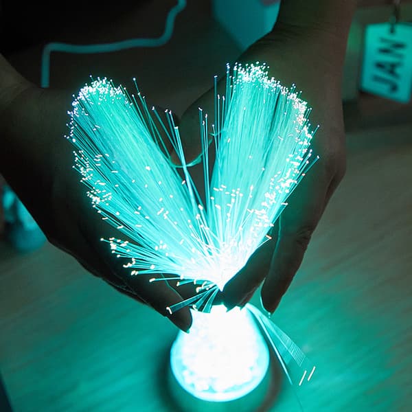 Farverig lysende base optisk fiberlampe med stjerner overalt