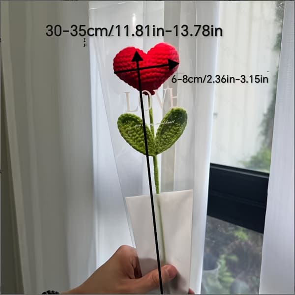 Håndlagde heklede roser med grønne stilker, realistiske hjerteblomster til dekorasjon