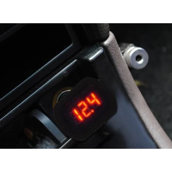 Voltmeter for bil - Sigarettenneruttak svart
