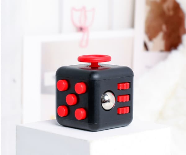 Fidget Cube - Punainen/Musta - Vedä Rubikin kuutio ylös
