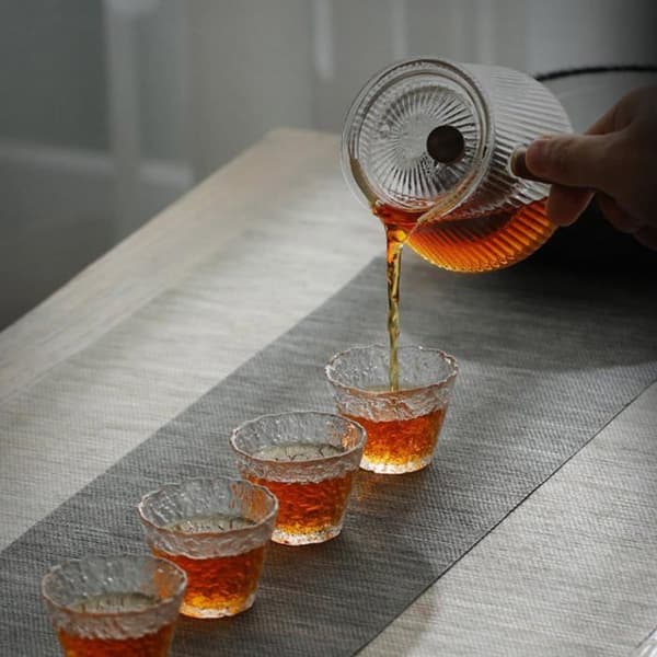 Tekande i borosilikatglas med træ-infuser, induktionskompatibel, stor kapacitet, holdbar