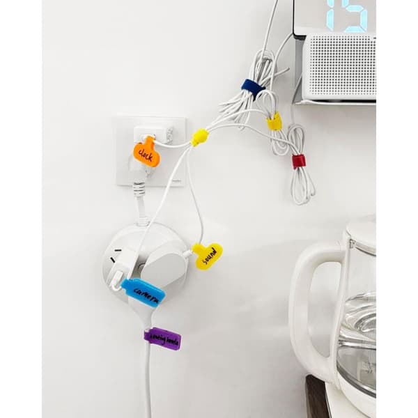 32-pack flerfärgade, skrivbara kabelmärkningar för elektronik- och datorkablar. Kabelhantering och identifiering.