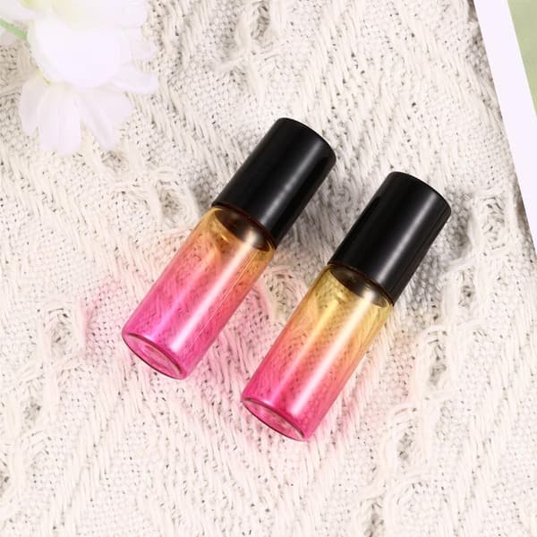 5 kpl 5 ml:n lasisia roll-on-pulloja matka- ja kotikäyttöön