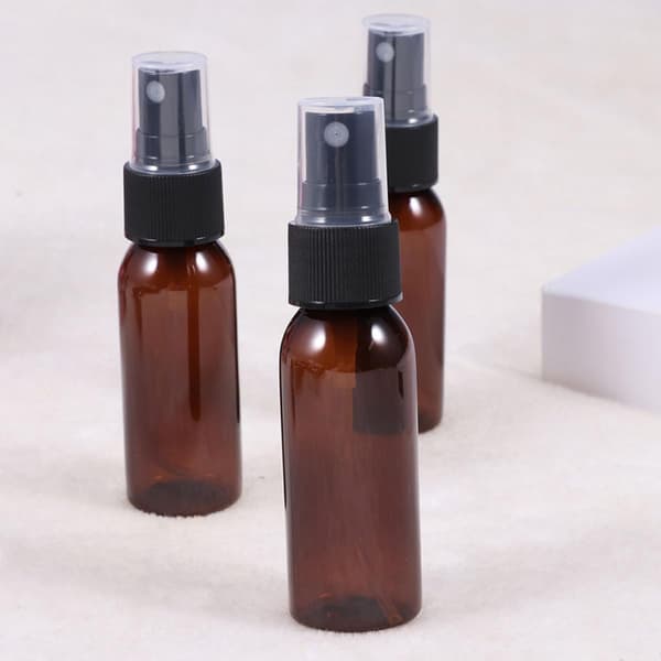 7 st bruna sprayflaskor i glas 100 ml emulsionsunderförpackningsbehållare med presspump för eteriska oljor och hudvård för resor