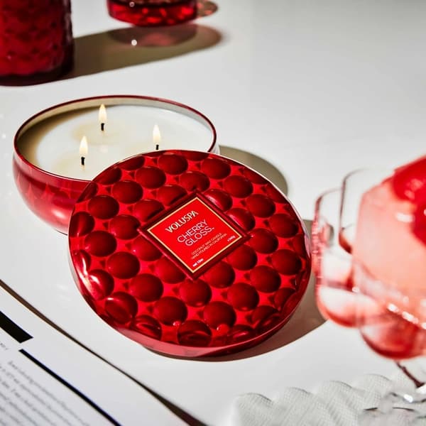 Voluspa 3-Wick Candle Decorative Tin Cherry Gloss 340g Rød Röd