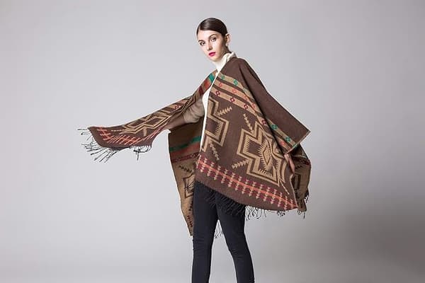 Kaffe kashmirponcho kukkakuviolla ja hapsureunoilla
