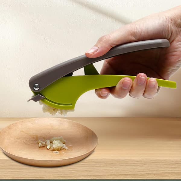 Garlic Press, Garlic Crusher Efficient Creative Garlic Grinder with Handle, Kitchen Utensils, Necessary Appliances and Gadgets