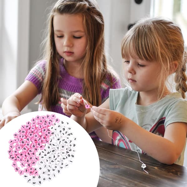 200 st akrylblomformade bokstavspärlor för pyssel, lösa pärlor med svarta gemener, rosa och vit bas