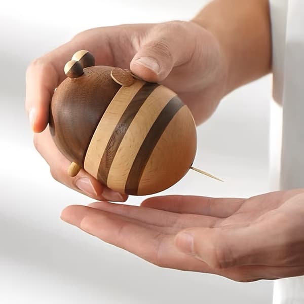 Bee-shaped Wooden Toothpick Holder, Decorative Log Material Dispenser for Home Table, Cute Design