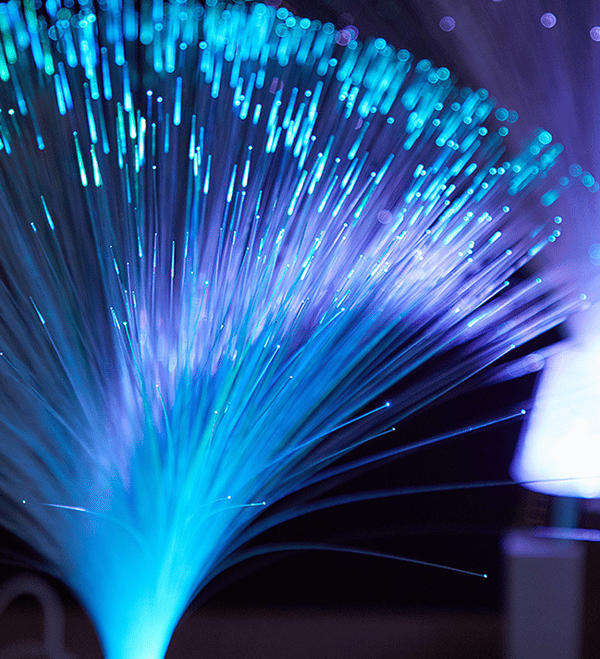 Farverig lysende base optisk fiberlampe med stjerner overalt