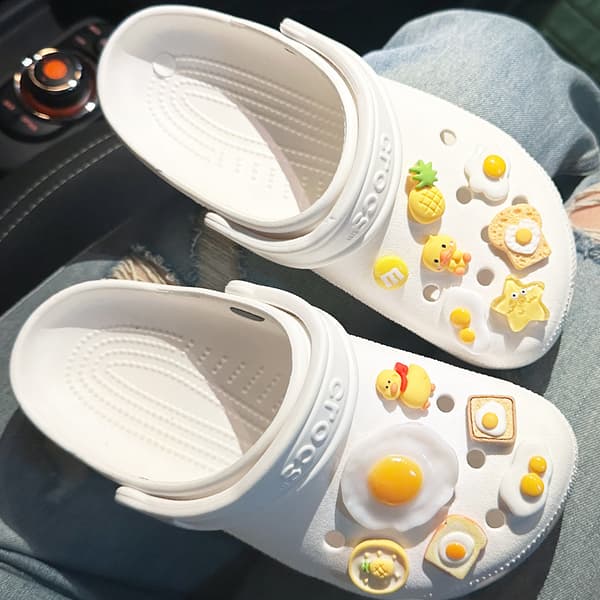 13 store og små omelet-skotilbehør til Croc Charms til