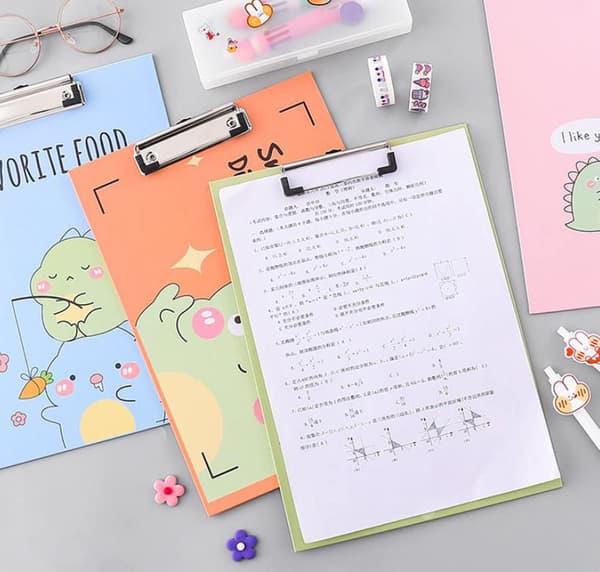 3 stk (blå, rosa, orange) notesblokholdere, A4 udklipsmappe med metal