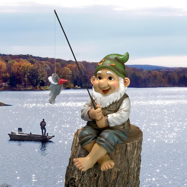 Havenisse-statue - Den fiskende nisse sidder - Udendørs have