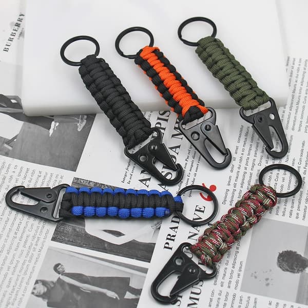 Pakkaus punottu Paracord-avaimenperä klipsillä avainten tai pullojen ripustamiseen