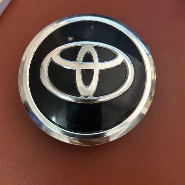 4 kpl hopeoituja Toyota 62mm vanteiden keskiökuppeja, logo