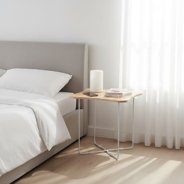 Skandinavisk sidebord, lyst tre og hvit metall