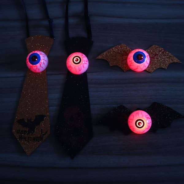 Halloweendekorationer, barnslipsar, flugor, glödande ögon