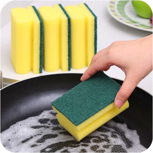 Et sett med 2 standard absorberende skumgummisvamper for bordartikler