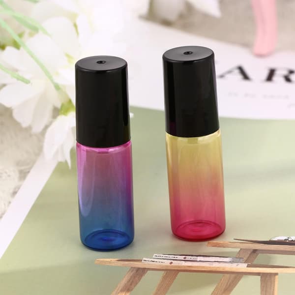 5 kpl 5 ml:n lasisia roll-on-pulloja matka- ja kotikäyttöön