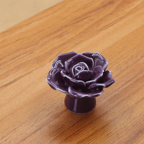 8 stk. elegante lilla rosenblomstkeramikknopper til skabe