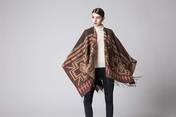 Kaffe kashmirponcho kukkakuviolla ja hapsureunoilla
