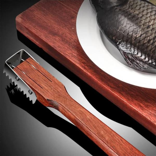 27 cm Fish Scale Brush with Stainless Steel Serrated Blades Fish Scale Tool Kitchen Fish Scale Scraper Wooden Handle