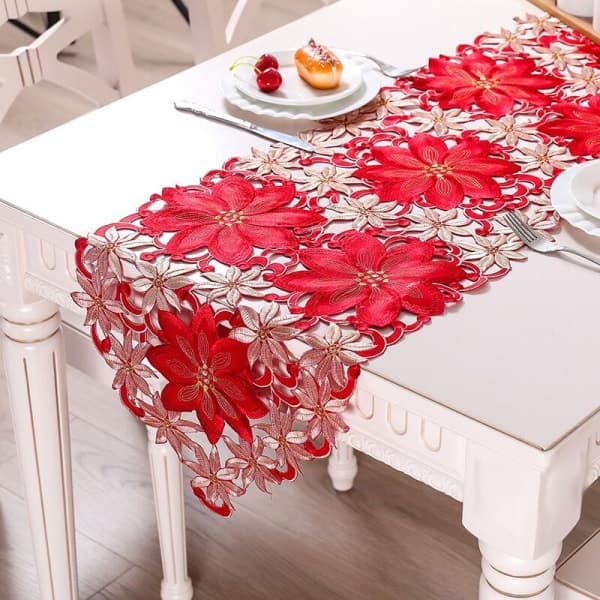 Julebrikke med broderi, hul tebordduk, for julemiddager på restaurant