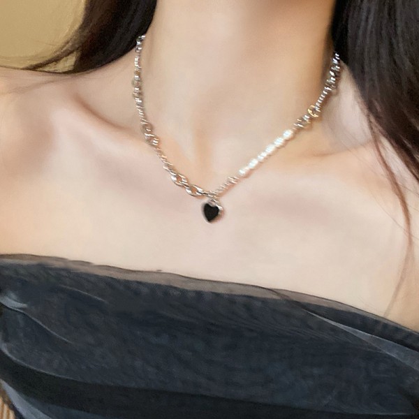 Svart hjärta halsband pärla kvinna lapptäcke accessoar design betydelse
