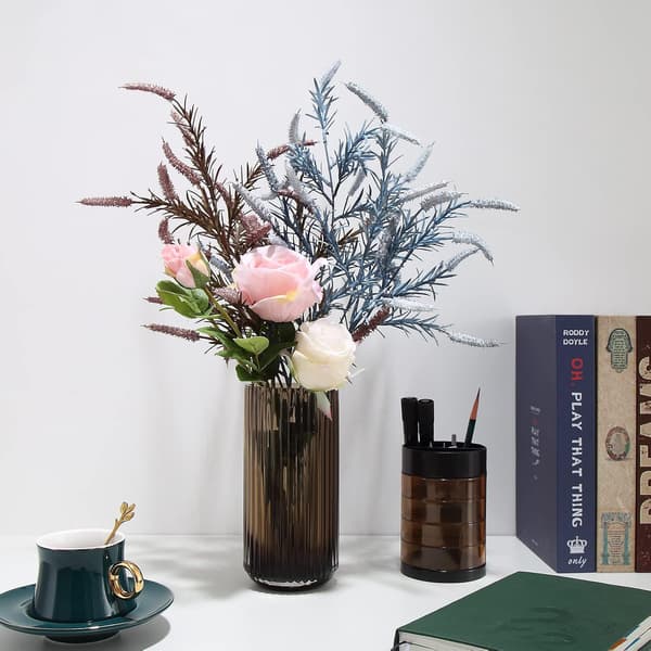 Lille cylindrisk vase i brunt riflet glas til rustik spisebordsdekoration