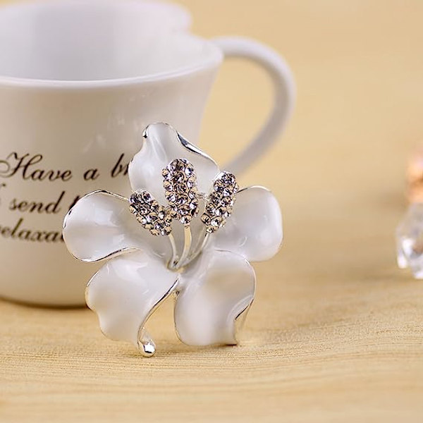 Elegant Brosche i Form af Blomster og Krystal