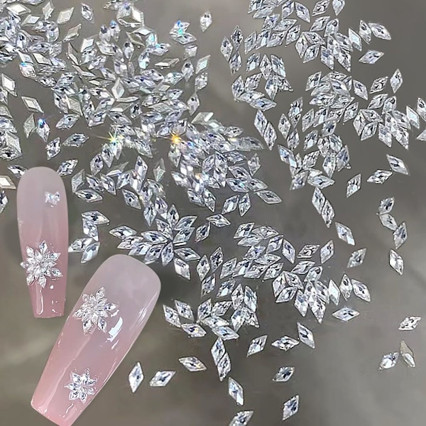 100 st 3mm Mini Rhombiska Nagelstenar Blanka Zirkon Stenar för Naglar 3D Nagelkonst Kristaller Rhinestone Charms för Naglar Design Ädelstenar Nagelsten