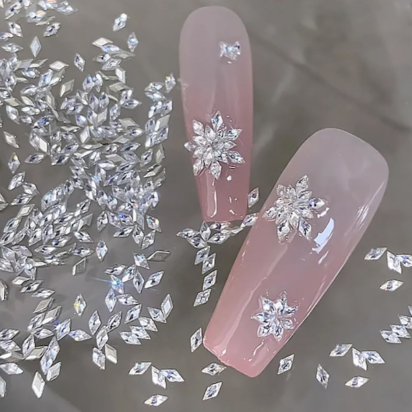 100 st 3mm Mini Rhombiska Nagelstenar Blanka Zirkon Stenar för Naglar 3D Nagelkonst Kristaller Rhinestone Charms för Naglar Design Ädelstenar Nagelsten