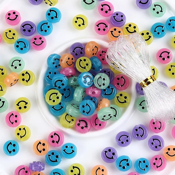 200 stk. Selvlysende solcelle-smileys blandede akrylperler, der lyser i mørke, glade smiley-perler med snor til gør-det-selv smykkefremstilling, festdekoration