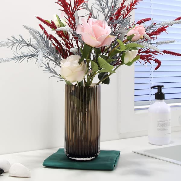 Lille cylindrisk vase i brunt riflet glas til rustik spisebordsdekoration