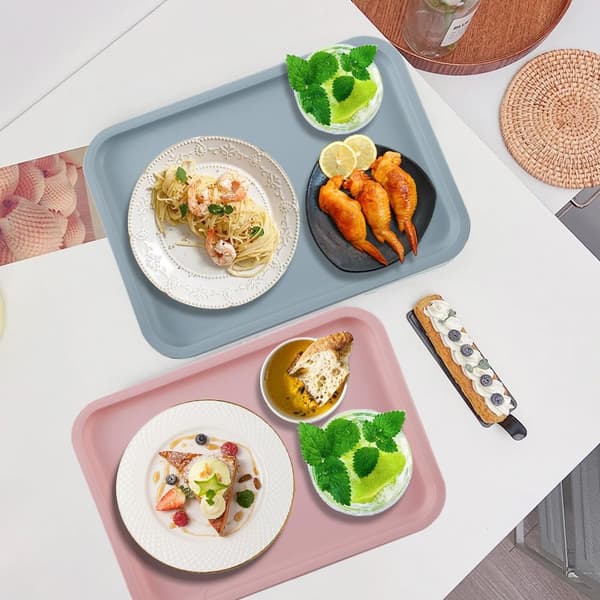 set med fyra återanvändbara tallrikar, rektangulära plastbrickor för förskolor