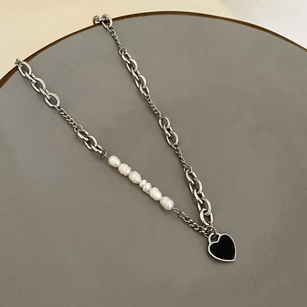 Svart hjärta halsband pärla kvinna lapptäcke accessoar design betydelse